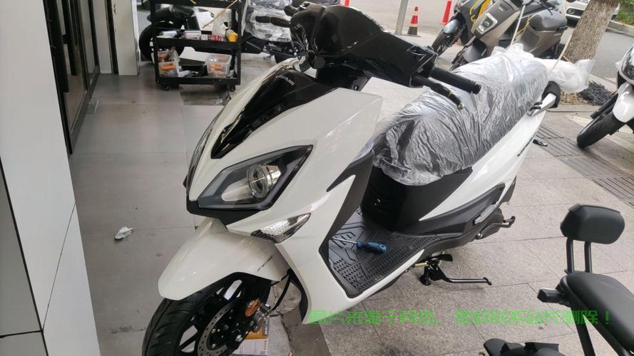 大阳vps 125白色新品独特设计闪耀登场，引领时尚潮流新风向