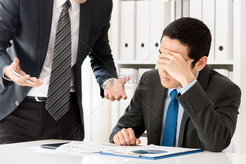 人机房把老板打了会怎么样